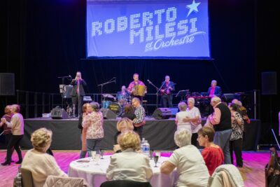 Jeudi 16 - Belle ambiance lors du thé dansant animé par Roberto Milesi - Agrandir l'image 8 sur 11, fenêtre modale