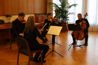 Vendredi 17 - Mini-concert en salle des Mariages donné par le quatuor Divertimento - Agrandir l'image 9 sur 11, fenêtre modale