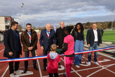 Deux jeunes athlètes de l'ACSAm Athlétisme ont apporté les ciseaux à monsieur Luc Strehaiano, président du SCERGIS - Agrandir l'image 1 sur 12, fenêtre modale