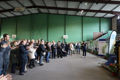 Beaucoup de monde réuni dans le gymnase Schweitzer pour assister aux discours - Agrandir l'image 11 sur 12, fenêtre modale