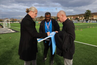 Séance d'autographe pour Emmanuel Petit - Agrandir l'image 5 sur 12, fenêtre modale