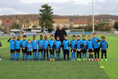 Les jeunes footballeurs du FC SAM posent avec Emmanuel Petit  - Agrandir l'image 7 sur 12, fenêtre modale