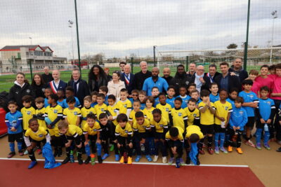 Photo Collective des jeunes sportifs avec les officiels et les trois invités d'honneur - Agrandir l'image 8 sur 12, fenêtre modale